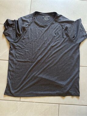 Under Armour Men’s Dark Gray Short Sleeve Performance Tee